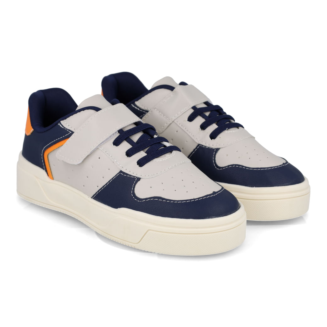 Par de tênis infantil Fun Feet Luigi cinza e marinho com detalhes laranja, vista frontal.